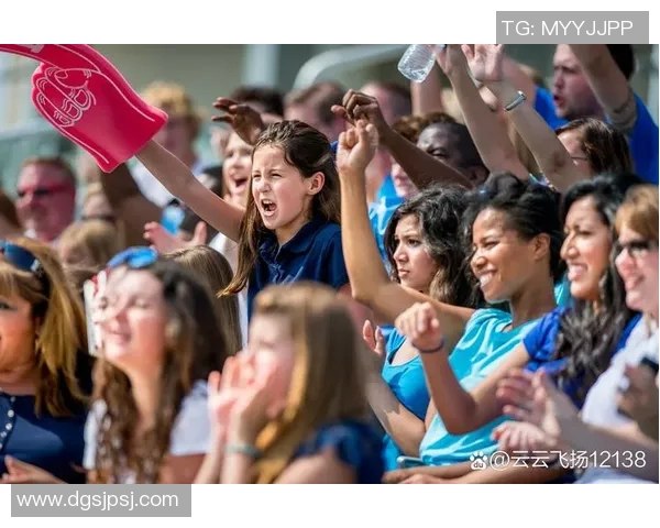 足球巨星赛场外放松时光展现不一样的生活魅力瞬间